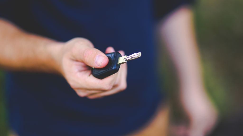 Car rental complaints: close-up of a car key held in a hand